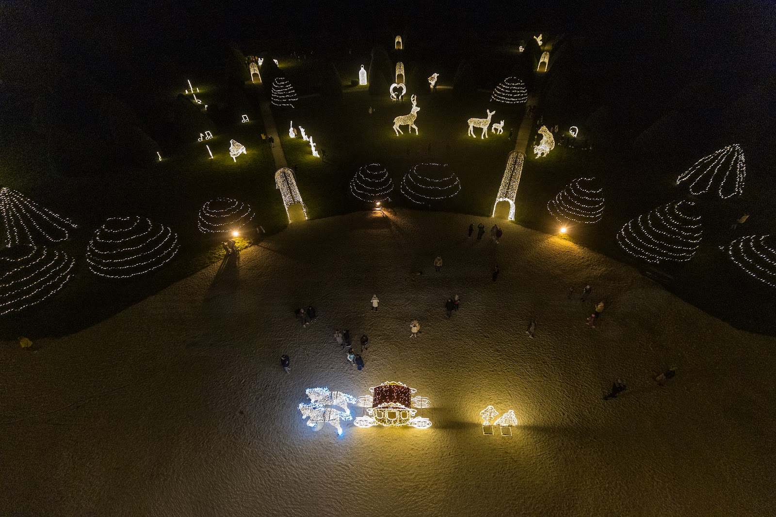 Blick von oben auf den nächtlichen Lichtpark, Lichtobjekte verteilt über die dunkle Rasenfläche